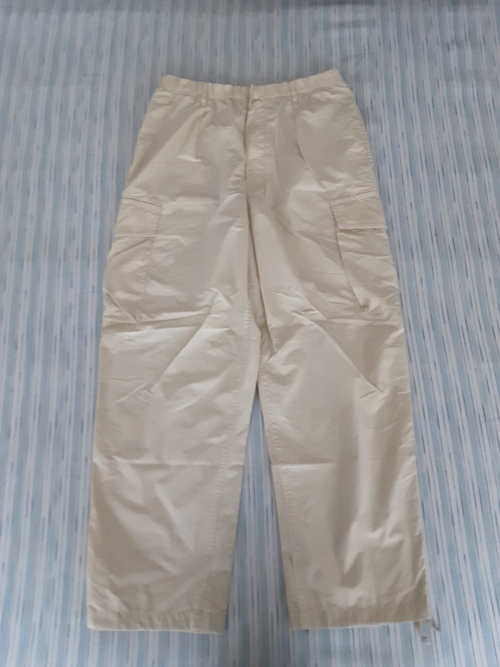 Uniqlo Wide Cargo Pants. (Off White)